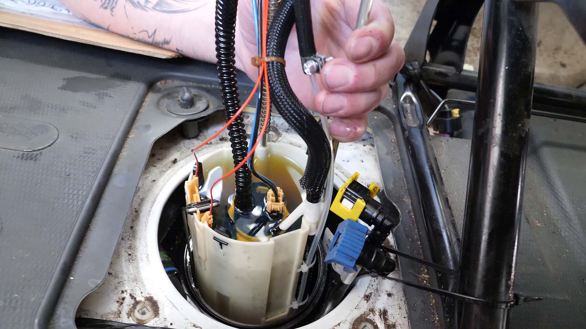 Fixierung des Dieselschlauches mit Kabelbindern